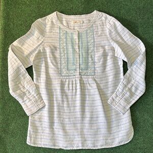 Vineyard Vines White and Light Blue Embroidered Popover Blouse